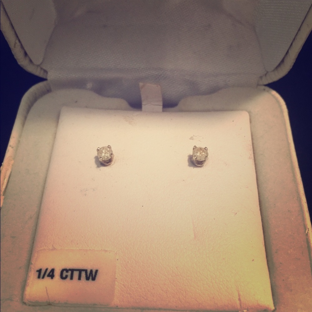 Diamond stud earrings 1/4ct tw white gold.